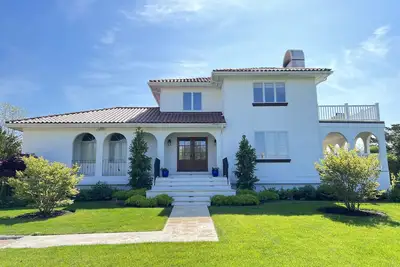 Image de Villa espagnole de luxe avec piscine chauffée à West Hampton Beach dans un emplacement privilégié