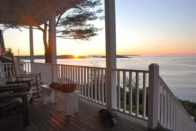 Image de Profitez d'une vue imprenable sur le front de mer, regardez les bateaux à homard depuis le porche