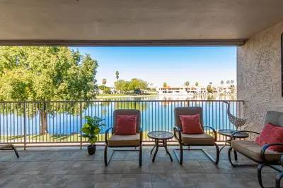 Image de Trendy Sunny Lakefront + 2 lits King + piscine chauffée