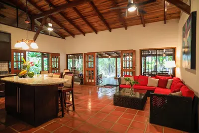 Private Estate Beachfront, A / C, Concierge, Wifi, Ménage Meilleur prix de la plage!