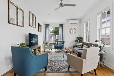 Image de The Globetrotter - 4 Bed / 4 Bath Home - Centre-ville historique - 3 pâtés de maisons de King St!