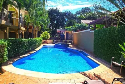 Image de Condo spacieux rénové à quelques pas de la plage avec une belle piscine