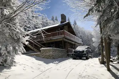 Image de Magnifique chalet Ski In-Ski Out près du sommet de la remontée mécanique Western Express.