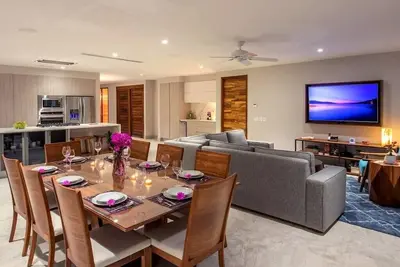 Image de Magnifique nouveau condo d'angle de 4 chambres avec 3400 pieds carrés