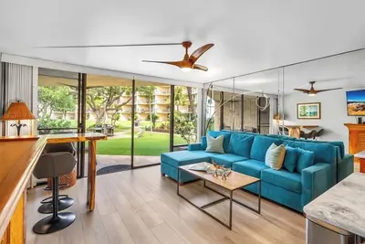 Image de Ocean Front Condo - Maui Sunset-Rez-de-chaussée à la plage, piscine, barbecue pour 5 personnes