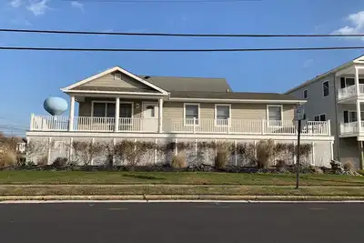 Image de Votre maison de vacances de rêve! Maison individuelle près de la plage et en face de la baie!