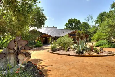 Image de Lake Travis Waterfront Estate sur 12+ acres de tranquillité.