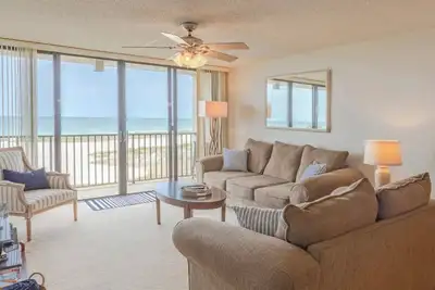 Image de Condo Beach Front fraîchement peint et mis à jour