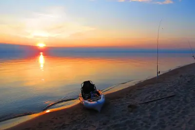 Image de Imaginez des couchers de soleil romantiques sur le lac Mi, de l’eau claire, du sable sucré sucré - tombez amoureux!