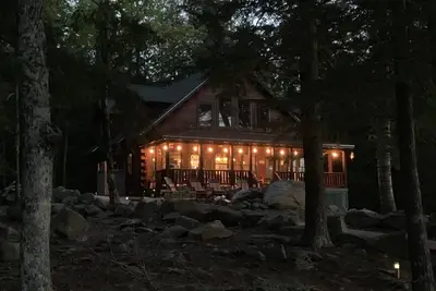 Image de Retraite familiale parfaite! La cabane en rondins \"Luxe rustique\" est un coin de paradis!