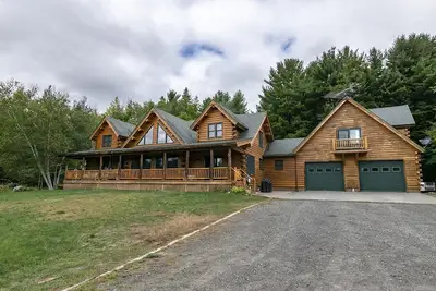 Image de Cedar Log Home se trouve sur 41. 87 hectares privés avec vue sur la montagne et les prairies