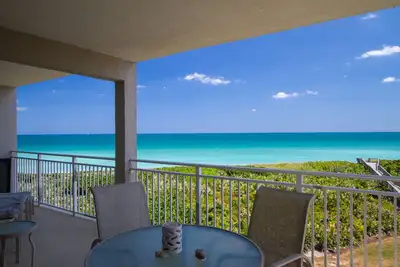 Image de Condo en bord de mer avec de superbes vues et grand balcon