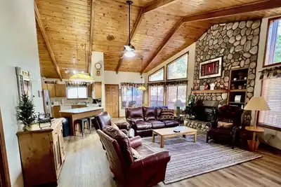 Image de cabine confortable dans les bois