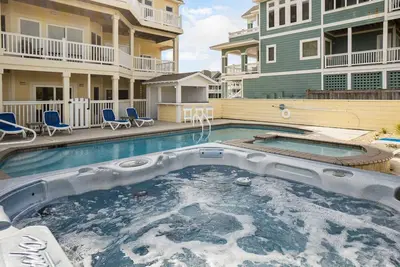 Image de Magnifique Oceanfront Estate- Ascenseur, piscine, salle de théâtre avec bain à remous, à quelques pas de la plage