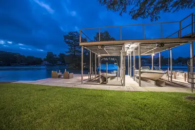 Image de Luxury Lakehouse with Volleyball, Boat Dock, Fire Pit, 8 chambres