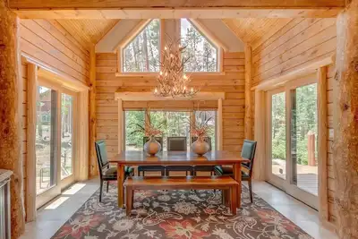 Image de Breck Luxe Log Home, Minutes À Gondola, Navette Vip Gratuit Pour Ski, St Principale