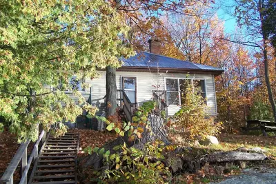 Image de Profitez de la beauté naturelle sauvage des Haliburton Highlands dans le confort.