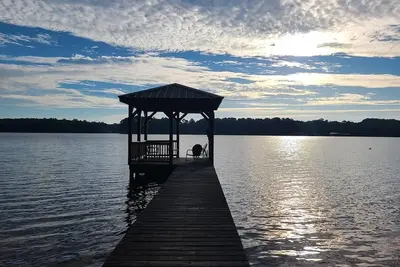 Image de Hideaway à Hawkins! ! East Texas Lakefront Cabin dans les arbres! New Deck '19