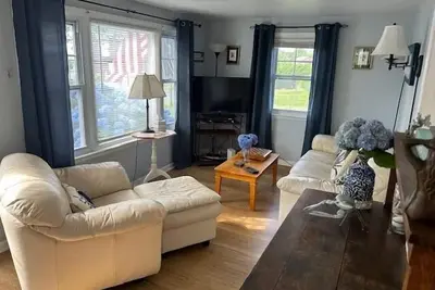 Image de L'appel de l'été de ce charmant chalet près de Salt Pond!