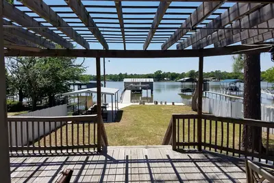 Image de «Twin Pines» - Lakefront House w / Boat House, Kayaks & Over Water Swings