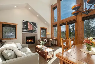 Image de Spacieux 4br, 2 Living Rms & Hot Tub! Marchez vers la navette, le traîneau et le sentier!