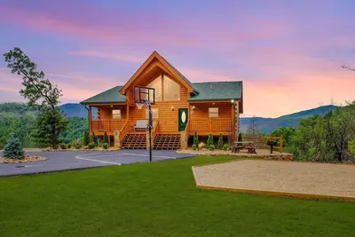 Image de Cabine de luxe privée dans la montagne - Vues à couper le souffle sur le bain à remous, l'immense jardin, le foyer de basket