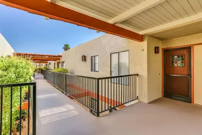 Image de Une chambre à coucher entièrement meublé Central Palm Springs Condo