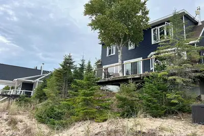 Image de Sable, plage et superbes couchers de soleil! Rénovation Totale - Tout Nouveau! ! Près de remorquer