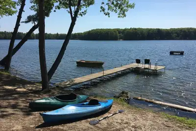 Image de Pin penché: un chalet au bord du lac calme