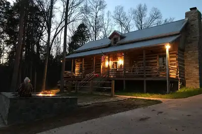 Image de Maison en rondins Vintage 1850 à louer avec 163 acres boisés deux miles privés.