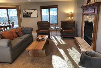 Image de Magnifiquement maison entièrement rénovée près de la clinique Mayo avec tout ce dont vous avez besoin!