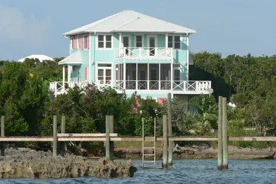 Image de Blacktipcove, sur la mer d'Abaco avec quai