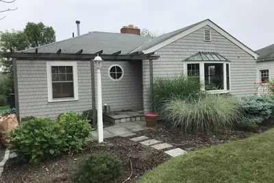 Image de 3 + Br / 2 bath dans la communauté exclusive de Grove Beach Association. . . Ac central
