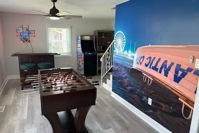 Image de Nouveau! 4Bd, 3Ba Duplex 1. 5 pâtés de maisons de la plage