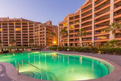 Image de Rez-de-chaussée! Marchez du patio privé à la plage, la piscine, le bar dans la piscine, les jacuzzis!