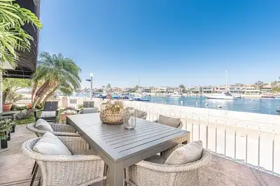 Superbe beauté au bord de la baie de Balboa Island au milieu du siècle