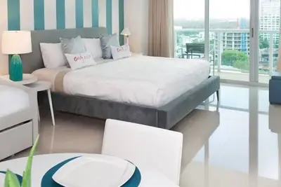 Image de Studio De Luxe Exec Pour Quatre Dans Coco Grove. Gratuit: Parking, Piscine, Gym, Wi-Fi