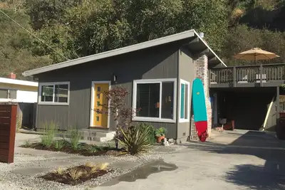 Image de cabine de plage classique dans la \"crique\". . ensoleillé et calme et à 300 mètres du sable!