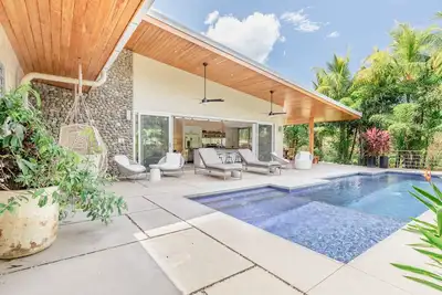 Maison familiale moderne avec piscine, à quelques pas de la plage dans une communauté privée