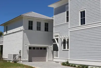 Image de InnJoy à Carillon Beach. Au bord du lac! Pas à la plage. Seulement 2 ans.