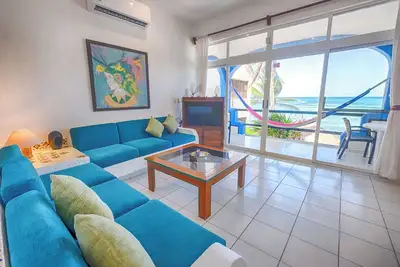 Image de Del Sol Beachfront Condos - 2 Chambre / 1 salle de bain - Absolute Beachfront