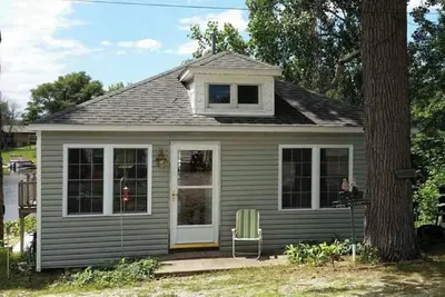 Image de Cottage toute l'année au bord du lac sur Quiet Cove - Apportez simplement votre bateau!