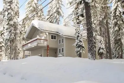 Image de Maison familiale confortable, à pied du lac, de la plage et de la jetée