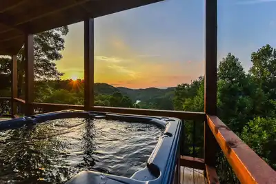 Image de 5 suites avec bains privés ~ Grande cuisine et salle à manger ~ Vues sur la montagne / la rivière ~ Accès à la rivière