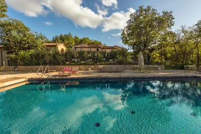 Image de Appart 2 ch, 2 sdb dans ferme restaurée avec piscine et spa. Convient aux Pmr