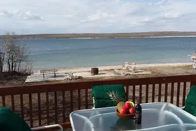 Image de Lakefront cabine sur le lac Duck près du parc national des Glaciers, pêche et randonnée!