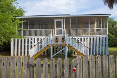Image de Maison de style classique de l'île de Sullivan - Très charmant! Marcher à tous les restaurants et magasins locaux de Sullivan! Emplacement parfait!