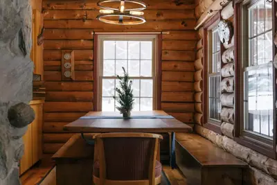 Image de Cabane en rondins de montagne poétique niché dans les bois