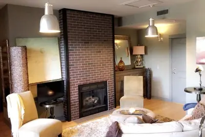 Image de Dickson Street Wine Retreat | À quelques pas du campus de l'Université de l'Arkansas!