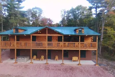 Image de Log Cabin 7br 4ba Lakefront 100 \"Salle De Theatre Baignoire Piscine Table Pomme De Feu Pack Poker